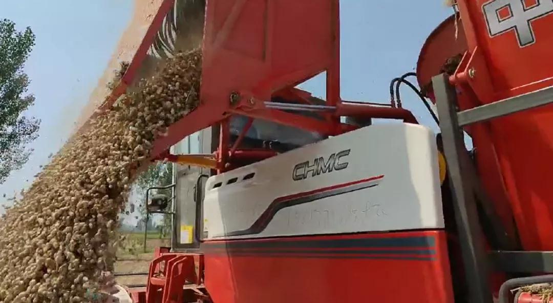 農(nóng)民致富神器原來是——鄭州中聯(lián)收獲花生撿拾收獲機 神器2.jpg