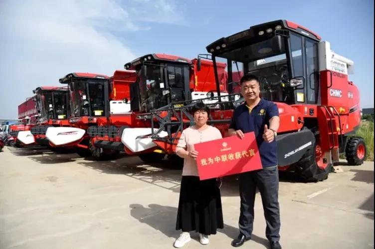 尤美玲:經(jīng)濟效益高是用戶搶購中聯(lián)收獲花生機的原因 12.15.jpg