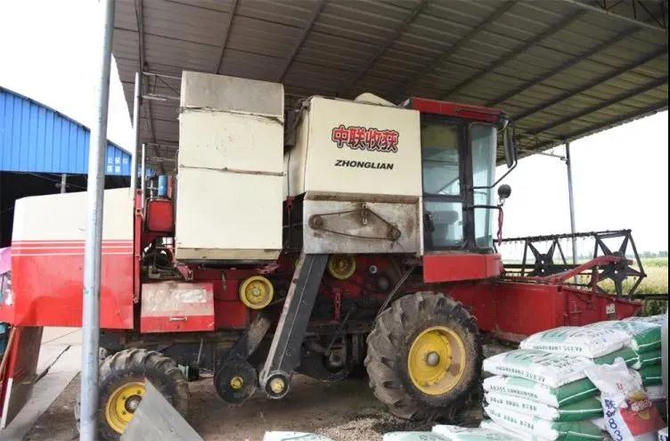 探訪(fǎng)“鄭州中聯(lián)村” 買(mǎi)收獲機(jī)只認(rèn)中聯(lián)收獲 12.20.1.jpg