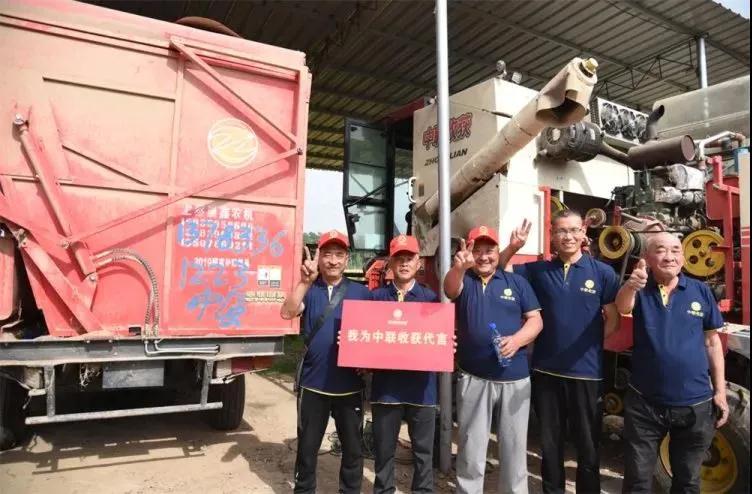 探訪(fǎng)“鄭州中聯(lián)村” 買(mǎi)收獲機(jī)只認(rèn)中聯(lián)收獲 12.20.3.jpg