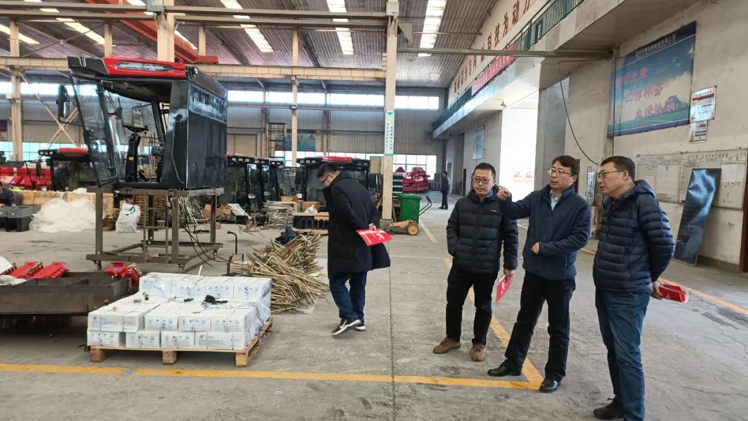 熱烈歡迎中國農(nóng)機(jī)工業(yè)協(xié)會(huì)代表團(tuán)蒞臨鄭州中聯(lián)參觀指導(dǎo)工作 12.243.jpg