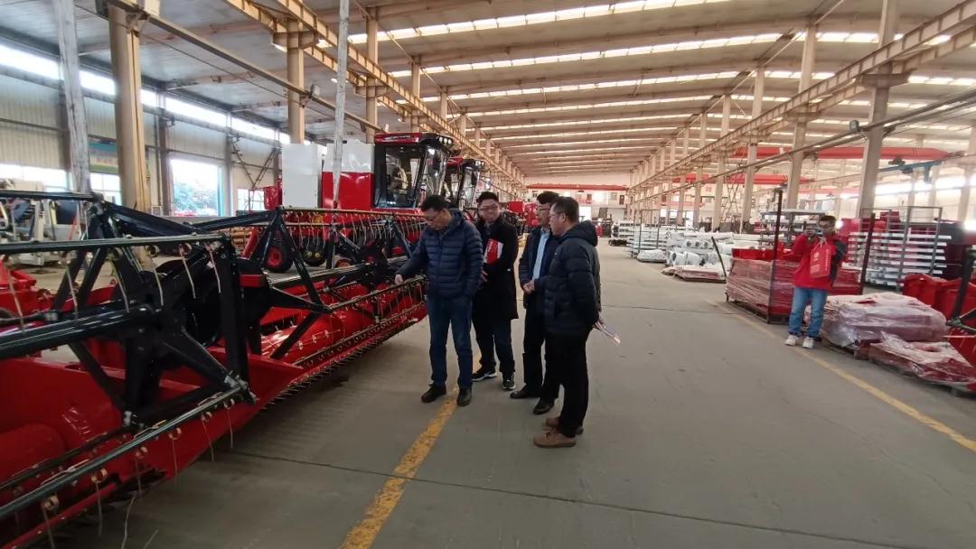 熱烈歡迎中國農(nóng)機(jī)工業(yè)協(xié)會(huì)代表團(tuán)蒞臨鄭州中聯(lián)參觀指導(dǎo)工作 12.244.jpg