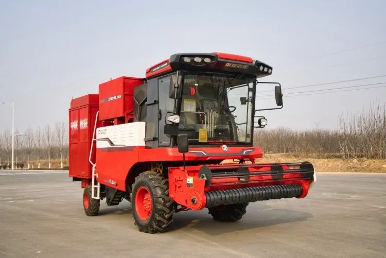 90后黃亮亮經(jīng)營3臺中聯(lián)收獲花生機年收入過百萬 4072.jpg