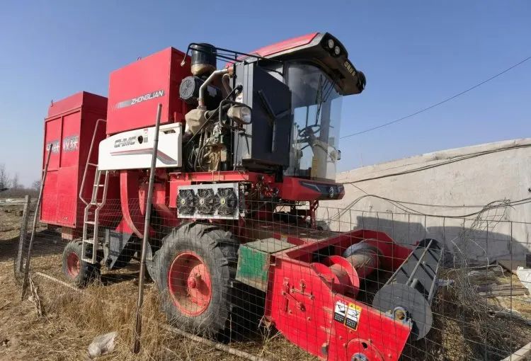 90后黃亮亮經(jīng)營3臺中聯(lián)收獲花生機年收入過百萬 4071.jpg